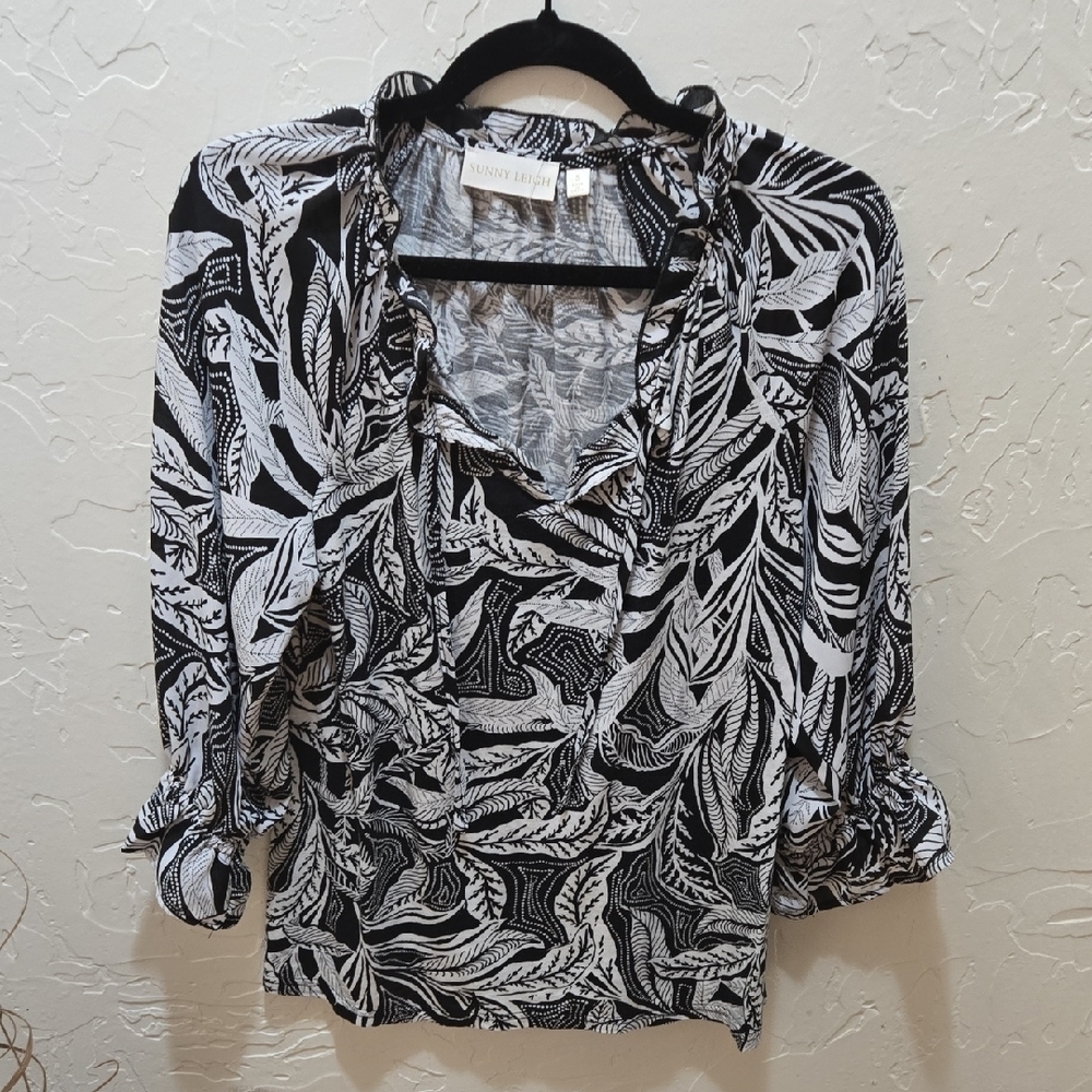 3/$10 Sunny Leigh Monochrome Leaf Print Blouse